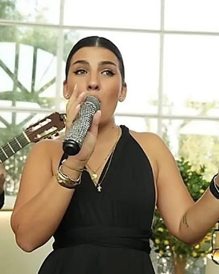 Italian trio with guitar, singer and accordion for a villa party in Dubai