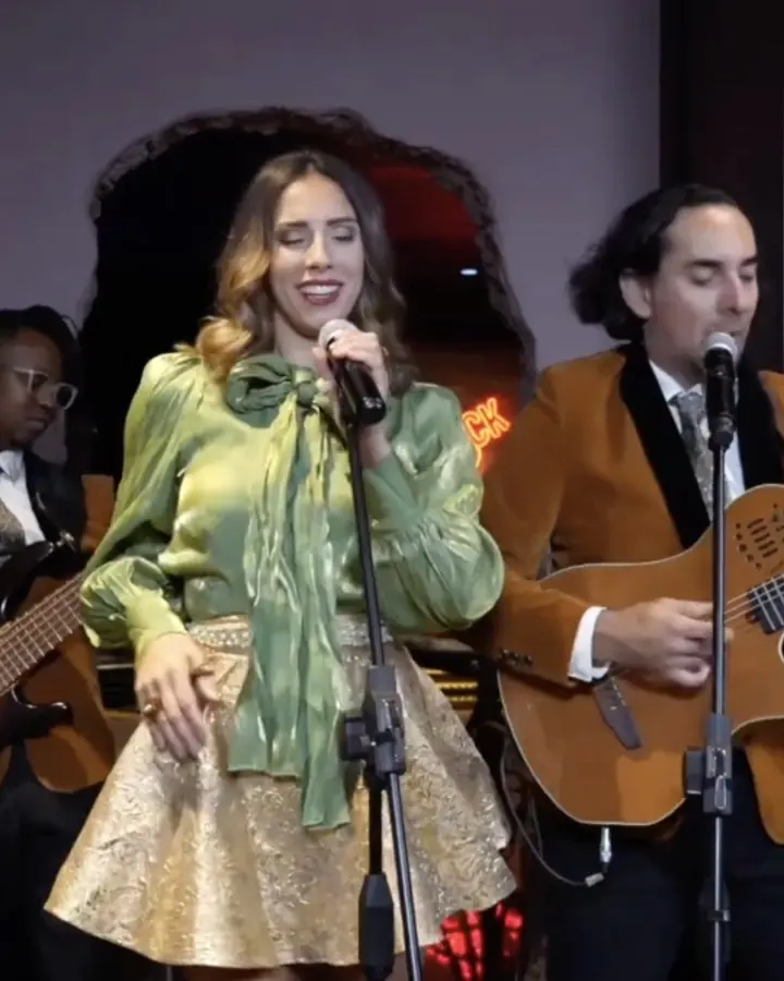 Party band with singer, guitars and drums for a villa party in Dubai